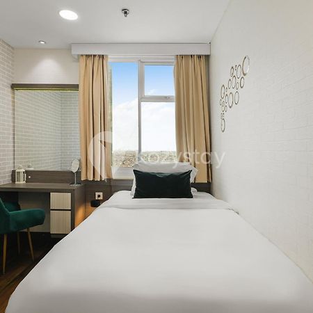 Meadow By Kozystay - Newly Renovated - Kebon Jeruk Jakarta Buitenkant foto